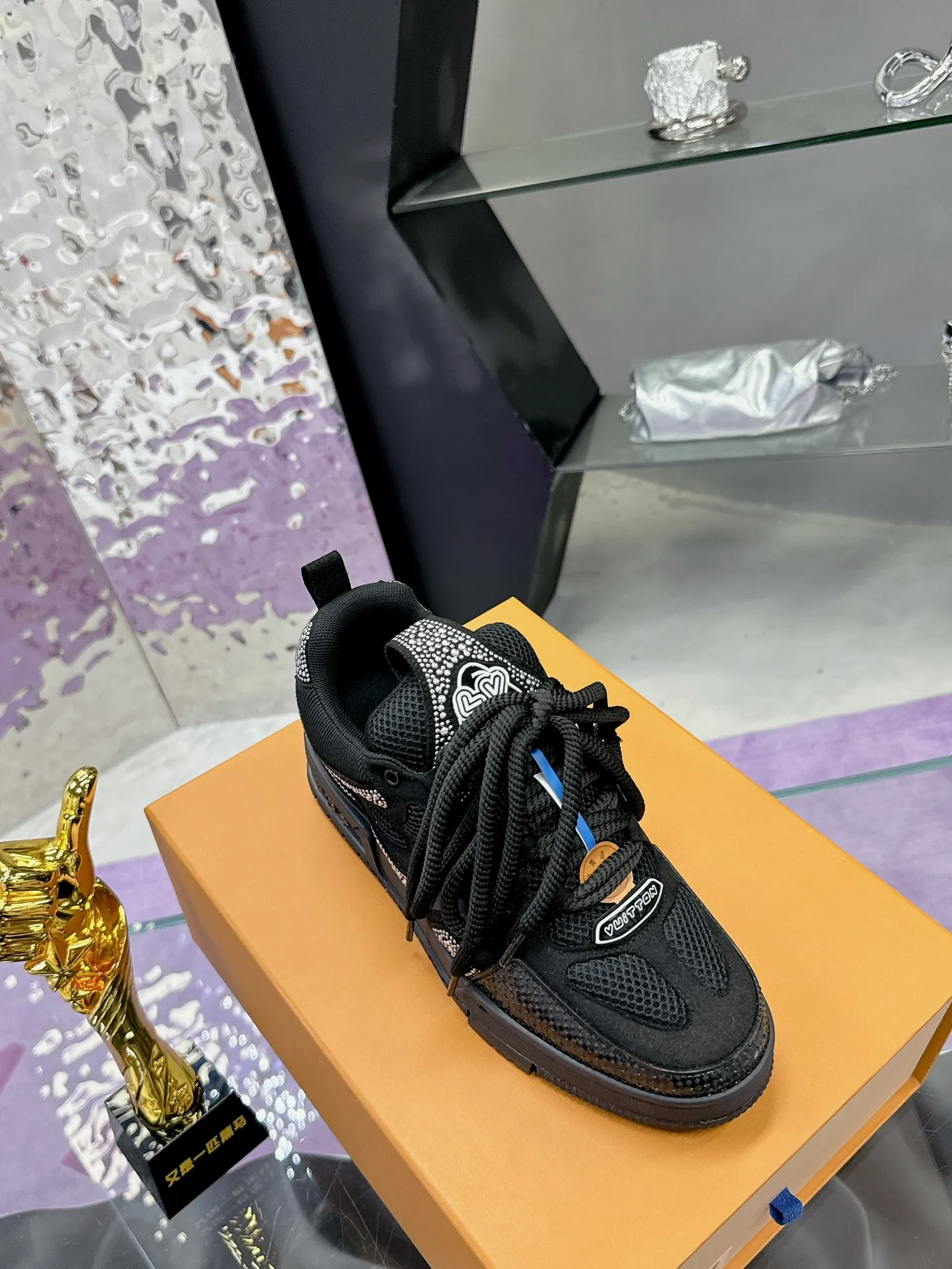 Men's shoes 💰900❤️❤️❤️ 𝙇𝙑 Bread shoes have added new colors 💓 Craftsmanship series 𝟐𝟎𝟐5/𝐒𝐒 𝐧𝐞𝐰 Louis Vuitton catwalk skate shoes are popular, LOUIS VUITTON Trainer is undoubtedly one of the most successful Sneakers launched by luxury brands, but the pace of exploration will not stop. LOUISVUITTON will also bring a new series of skateboard shoes in the spring of 2025. The new series in the picture returns to the 90s Chunky Skate Shoes look and feel. The uppers are made of leather and mesh. The fat silhouette and thick shoelaces are very eye-catching. It is expected to have quite a few colors like the Trainer. Judging from the previous DIOR show skate shoes, this chunky style may be even stronger next year. 💎 Size: Female 35-40 Male 39-46